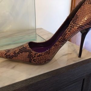 Y2K dark purple/plum snakeskin pattern stiletto heels. Size 9